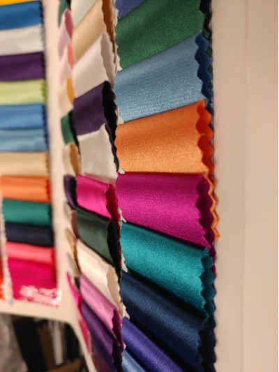 GZ-JNNU  彈力仿真絲  彈力色丁 畢業袍 正面照